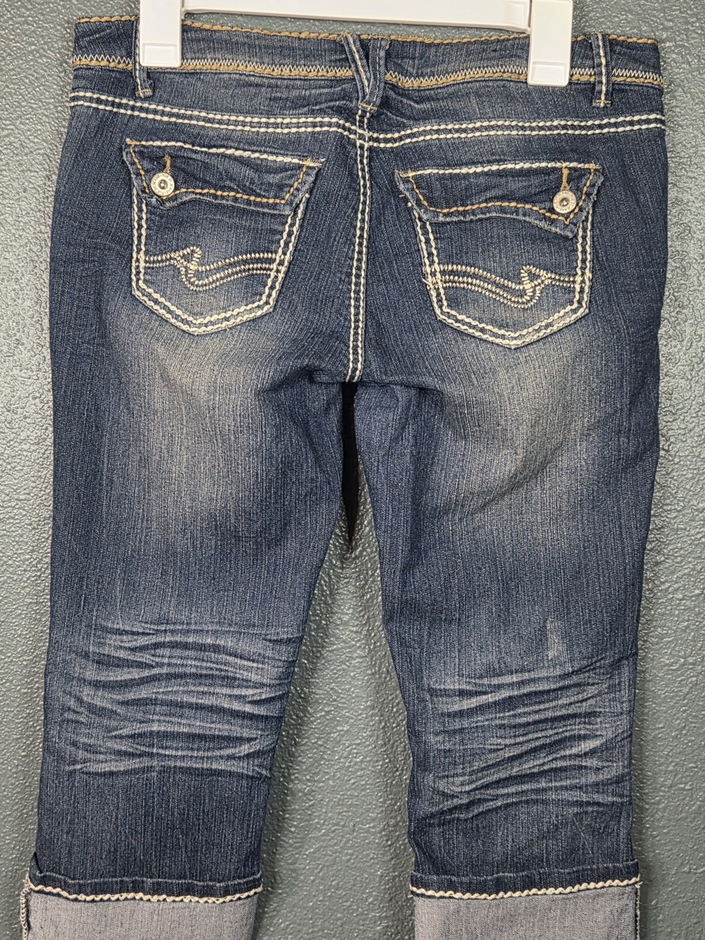 Rue 21 Denim Capri Jeans  Distressed Ripped Embroidered Back Pockets Size 7/8 - Picture 2 of 9